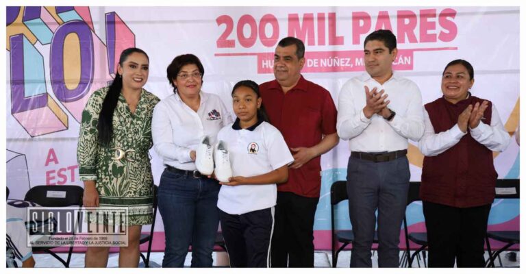 Estudiantes de secundaria y telesecundaria de 5 municipios de la región Huetamo, fueron beneficiados por el programa «Jalo a Estudiar» con la entrega de tenis