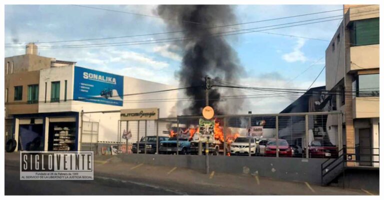 Grupos armados atacan y queman 3 lotes de autos en Uruapan