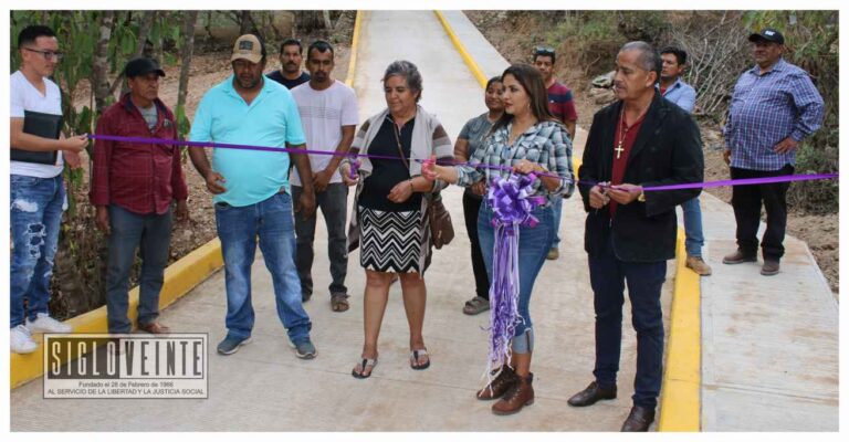La alcaldesa de Tiquicheo Catalina Pérez Negrón y vecinos inauguran la nueva pavimentación en El Llano del Zapote Grande