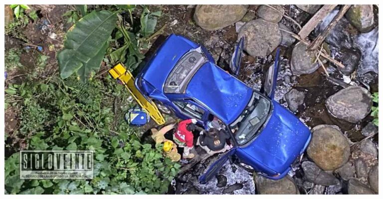 Milagroso rescate de una pareja, después de volcar Tsuru en la carretera Tacámbaro-Villa Madero