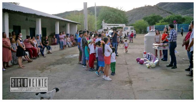Pablo Varona Estrada lidera la entrega de juguetes y apoyos sociales en la localidad de El Carmen