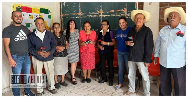Para mejorar la calidad de vida de adultos mayores, presidenta del DIF de Nocupétaro entrega lentes para lectura
