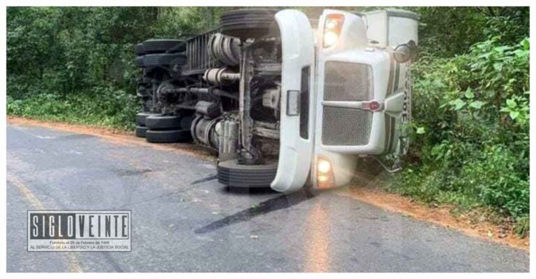 Vuelca tractocamión que transportaba neumáticos en la carretera estatal Tiripetío-La Eréndira, no hay lesionados