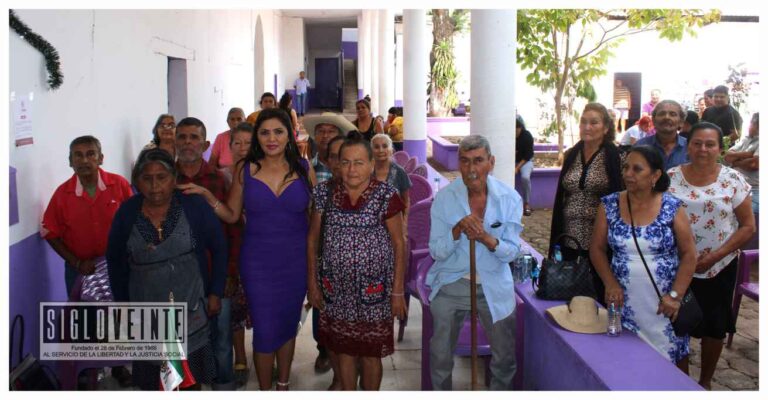 Alcaldesa de Tiquicheo despide a grupo de adultos mayores que viaja a la CDMX para solicitar su visa estadounidense