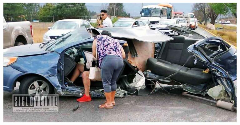 Aparatoso accidente automovilístico en la carretera Morelia-Pátzcuaro deja conductor herido, partió el vehículo a la mitad