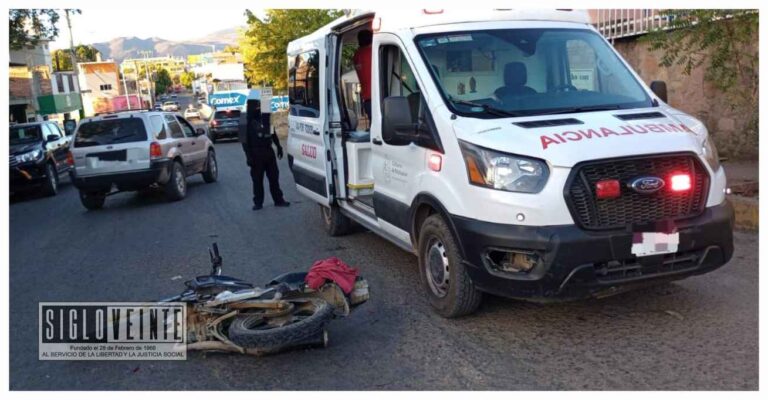Choque entre motocicleta y vehículo deja a joven lesionado cerca del Puente de Chapala de Huetamo