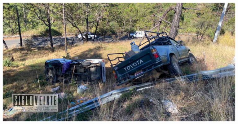 Dos camionetas vuelcan en la Cuesta del Toro de la carretera Tacámbaro-Paso de Morelos