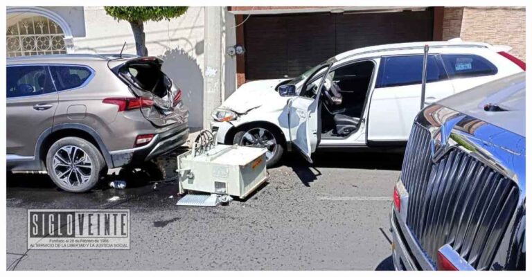 En Morelia, camioneta impacta con poste de CFE y derriba transformador causando daños materiales