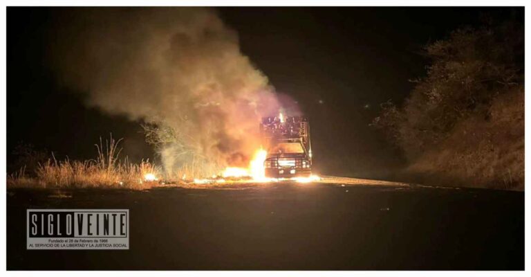 Falla mecánica hace que camioneta se incendie en la carretera Tuzantla-Juárez
