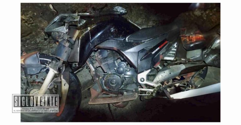 Joven derrapa en su motocicleta en la carretera Nocupétaro-Carácuaro, queda lesionado