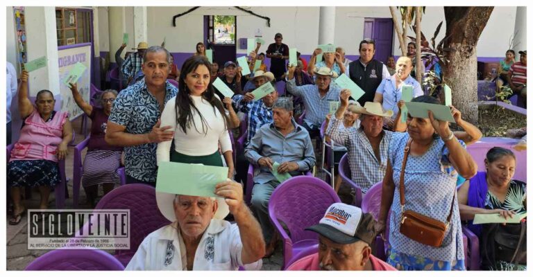 La alcaldesa de Tiquicheo entrega visas estadounidenses del programa Reencuentro Familiar