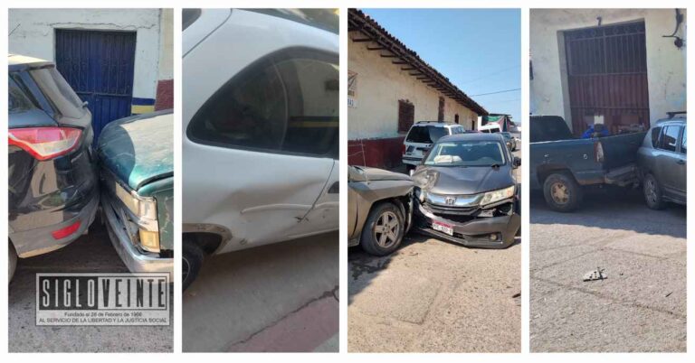 Mujer choca con 5 vehículos estacionados en pleno centro de Huetamo, hay dos lesionadas