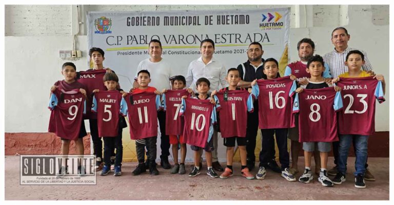 Pablo Varona Estrada entrega uniformes al equipo de fútbol de la Unidad Deportiva categoría Sub 9