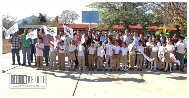 Presidente de Huetamo da inicio a la construcción de techo elevado en la Escuela Primaria Benito Juárez de Santiago Conguripo