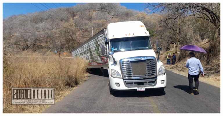 Se le salen dos llantas a trailer en la carretera Huetamo-Ciudad Altamirano, no hay heridos