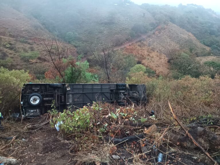 Autobús de la Línea de Oro vuelca en la carretera Tiripetío-La Eréndira, deja 6 heridos