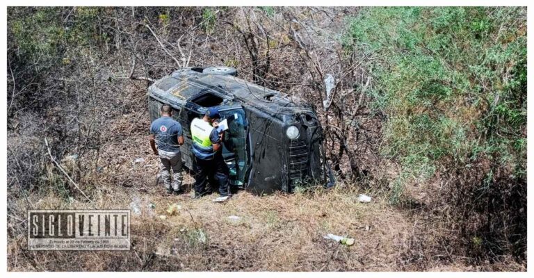 Abandonan camioneta luego de volcar en la carretera Huetamo-Ciudad Altamirano