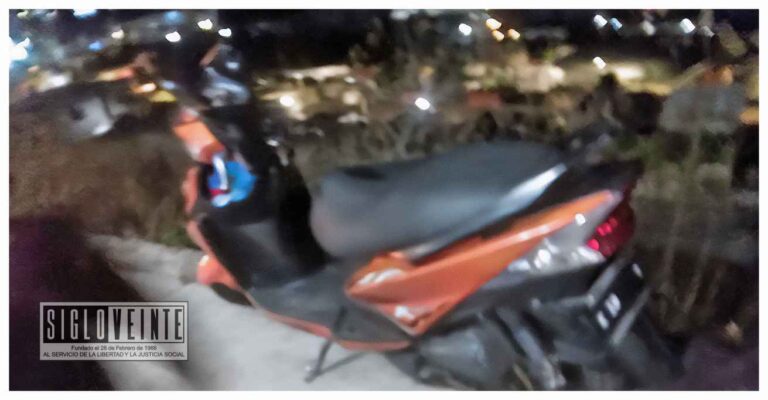 Derrape de motocicleta en la carretera Zitácuaro-Tuzantla deja una mujer lesionada