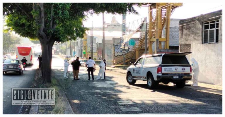 En el Libramiento de Morelia un joven fallece y otro queda herido en choque de moto