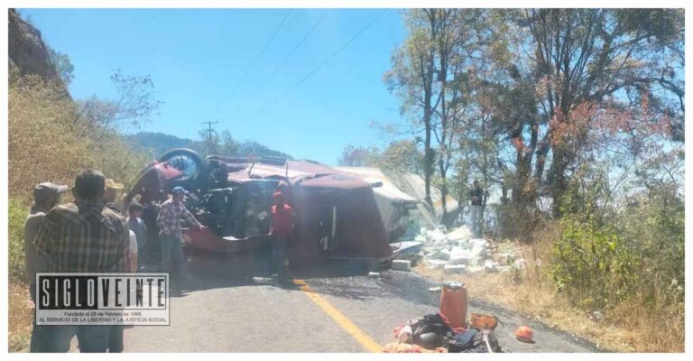 En la carretera a Mil Cumbres, camión cargado con harina Maseca vuelca y bloquea la vialidad