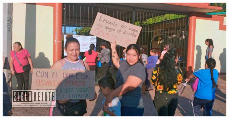 Padres de familia de la Escuela Primaria José Ortiz de Domínguez de Tiquicheo se unen en defensa del director