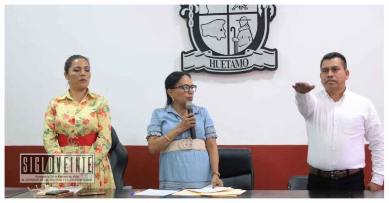 Renuncia Salvador Jaimes como Secretario del Ayuntamiento de Huetamo, lo sustituye Macario Sierra