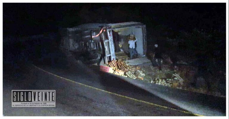 Vuelca tractocamión cargado de melones en carretera federal Zitácuaro-Tuzantla