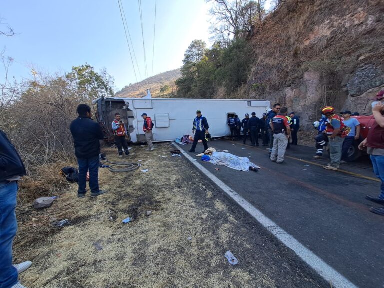 En el Estado de México mueren 14 peregrinos y quedan 31 heridos tras volcadura de autobús