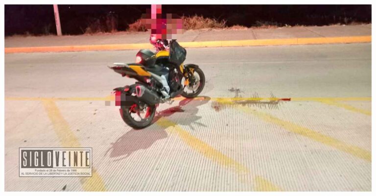 Choque entre motocicleta y vehículo en Huetamo deja a un joven lesionado