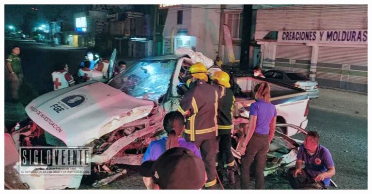 Conductor de camioneta de la Fiscalía General del Estado resulta gravemente herido tras choque en Lázaro Cárdenas