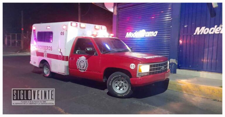 Conductor de motocicleta muere al impactarse en la cortina de un negocio en Zitácuaro