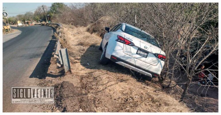 En Huetamo, un vehículo se sale de la carretera por esquivar a una moto que invadió su carril