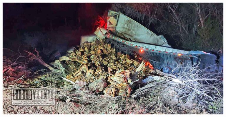 Luego de volcar, chofer abandona tráiler cargado de melones en la carretera Huetamo-Tiquicheo