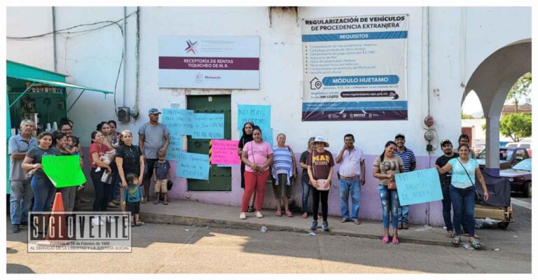Padres y madres de familia de la Escuela «Josefa Ortiz de Domínguez» de Tiquicheo, toman la Receptoría de Rentas para evitar el cambio del director Osvaldo Peralta