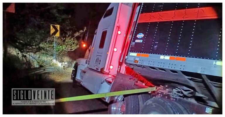 Tractocamión cargado con melones se sale de la carretera Huetamo-Tiquicheo sin dejar lesionados, hasta el momento sigue cerrada la carretera