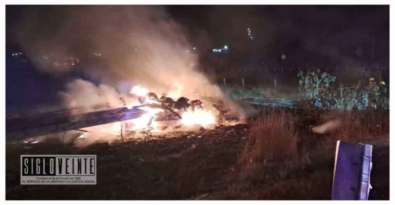 Tráiler con maquinaria pesada arde en llamas tras volcar en el entronque de las autopistas Pátzcuaro-Cuitzeo y México-Guadalajara