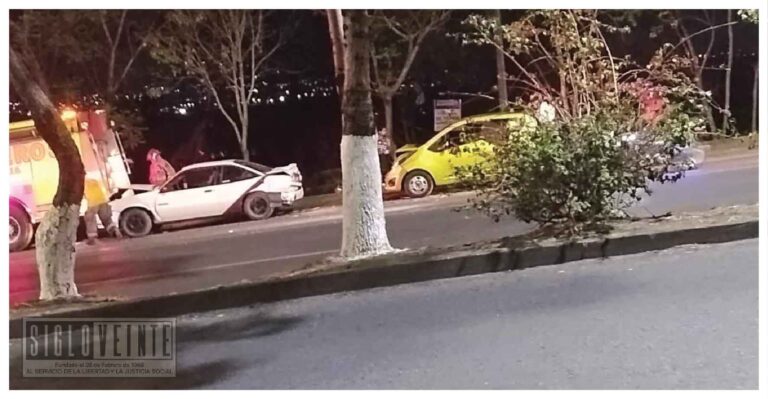 Automovilista choca contra camión de bomberos de Morelia que atendía otro accidente vehicular