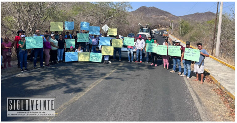 Bloquean la carretera estatal Carácuaro-Nocupétaro en protesta por robo de agua del Río Carácuaro