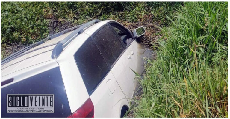 Camioneta cae a canal de aguas negras en fraccionamiento de Morelia, un adulto mayor resulta ileso tras el percance