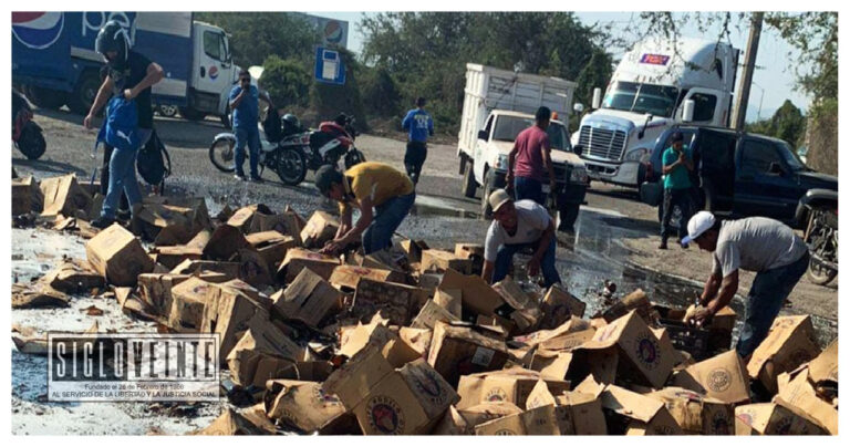 Decenas de cervezas regadas en avenida del Puerto de Lázaro Cardenas desatan la rapiña de las personas