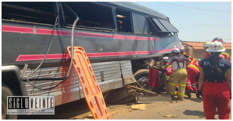 Suman 4 fallecidos tras choque de autobús de la Banda La Traketera Ardiente