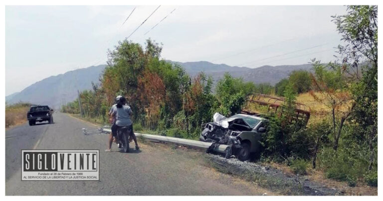 En la carretera Ciudad Altamirano-Huetamo, el chófer de una camioneta se impacta contra poste de luz