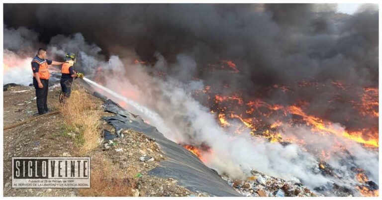 Socorristas luchan desde ayer contra incendio en el Centro de Tratamiento de Residuos de Huetamo