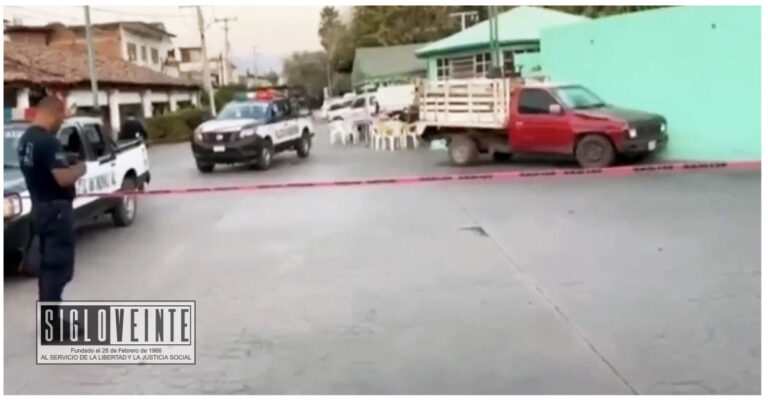 Hallan sin vida a hombre en el interior de camioneta estacionada en el zócalo de Ciudad Altamirano