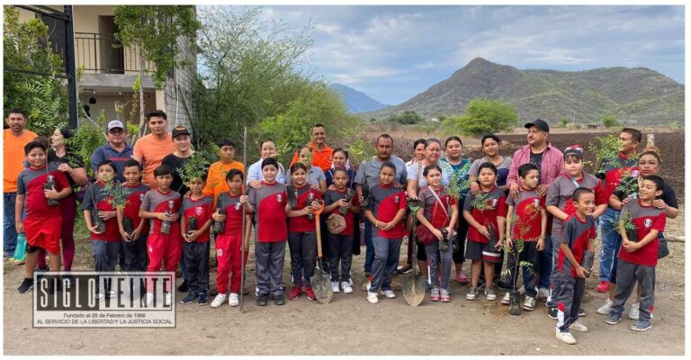 Alumnos de la Escuela Primaria Felipe Carrillo Puerto de Huetamo y personal del Ayuntamiento realizan campaña de reforestación
