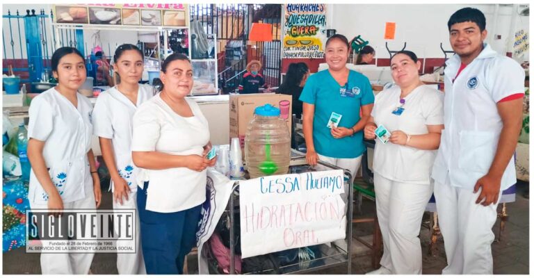 Ante la intensa ola de calor, el Centro de Salud de Huetamo instala módulo de hidratación en el Mercado Municipal
