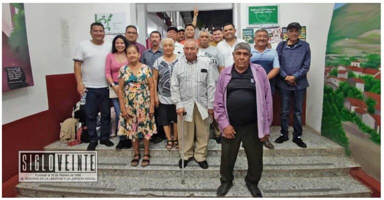 Apoyados por las autoriades municipales de Huetamo, adultos mayores viajan a la Ciudad de México para tramitar visa de turista