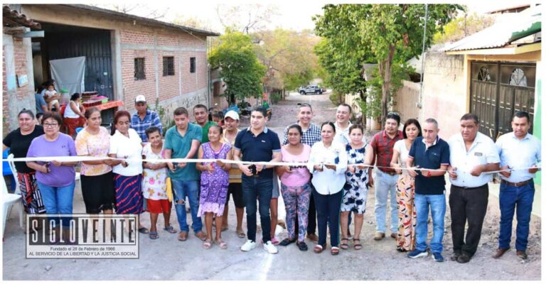 Continúan las obras en Huetamo, Pablo Varona  y vecinos inauguran servicios básicos para la Calle Loma Larga