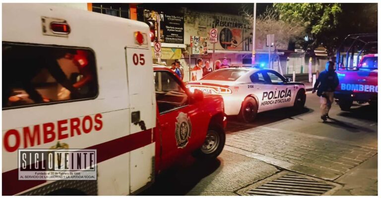 En Zitácuaro un motociclista atropella a peatón en la Avenida Revolución, ambos resultan lesionados