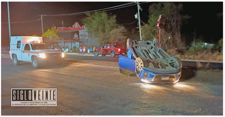 Mujer sufre volcadura en el Boulevard que une las ciudades de Ciudad Altamirano y Coyuca de Catalán
